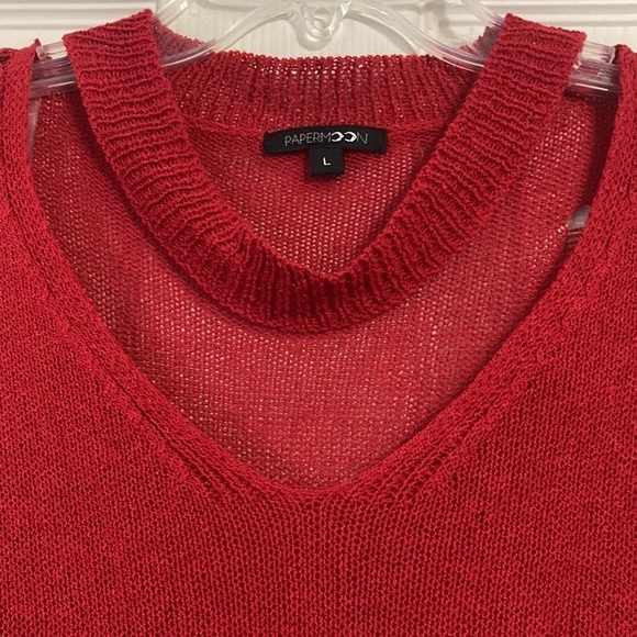 Red sweater with cut out collar and distressed runs size L - Picture 2 of 8